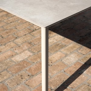 Mesa Skin Outdoor Desalto. Mesas de diseño italiano ideal para jardines.