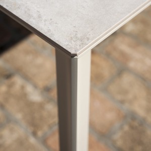 Mesa Skin Outdoor Desalto. Mesas de diseño italiano ideal para jardines.