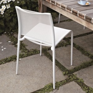 Silla original Sand Light Outdoor de Desalto. Silla ideal para jardines.