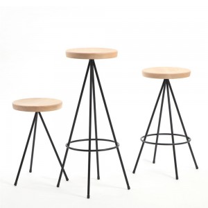 Taburete bajo Nuta Madera de Mobles 114. Modernos taburetes para contract.