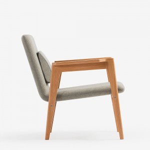 Butaca de madera Danesa de Mobles 114. Butaca de diseño ideal para salones.