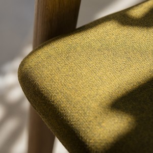 Butaca de madera Danesa de Mobles 114. Butaca de diseño ideal para salones.