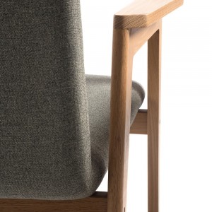 Butaca de madera Danesa de Mobles 114. Butaca de diseño ideal para salones.