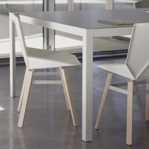 Silla de madera Green Colors wood de Mobles 114. Sillas modernas de comedor.