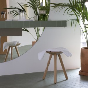 Taburete bajo Luco Mobles 114. Diseño moderno de taburete para interiores.