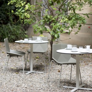 Mesa Oxi bistrot Mobles 114. Mesa original ideal para jardín o salones.