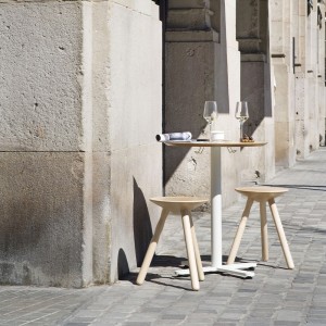 Mesa Oxi bistrot Mobles 114. Mesa original ideal para jardín o salones.