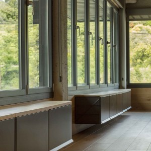 Soporte pared Tria 36 Mobles 114. Estantería modular en acero para salones.