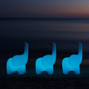 Silla infantil Tino con forma de elefante iluminada ideal para exteriores.