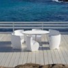 Silla Rhonda de Myyour. Silla ancha en polietileno ideal para jardines.
