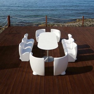 Silla Rhonda de Myyour. Silla ancha en polietileno ideal para jardines.