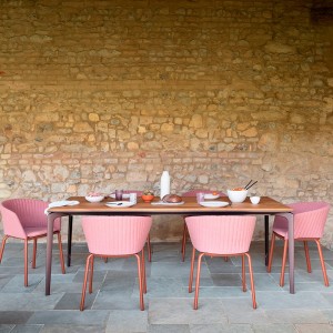 Mesa rectangular Iroko de elegante diseño de Fast. Mesas para exteriores.