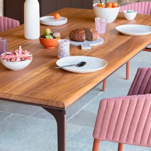 Mesa rectangular Iroko de elegante diseño de Fast. Mesas para exteriores.