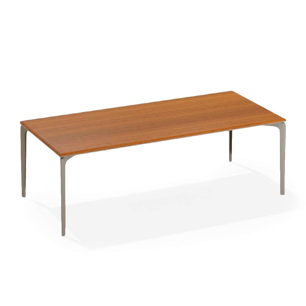 Mesa rectangular Iroko de elegante diseño de Fast. Mesas para exteriores.