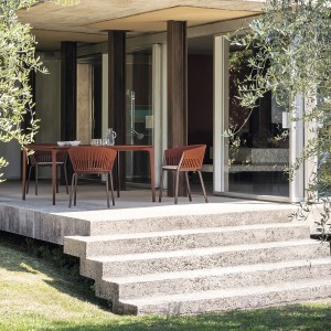 Mesa cuadrada AllSize de Fast. Mesas de diseño moderno para exteriores.