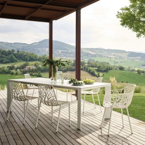 Silla Forest de diseño moderno y elegante de Fast. Sillas metálicas para exteriores.