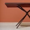 Mesa cuadrada Aluminio moteado Moai de Fast es perfecta para espacios exteriores.