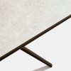 Mesa rectangular Gres Moai de Fast de exterior con diseño moderno y elegante.