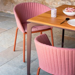 Sillón Ria tapizado de Fast. SIllones elegantes y exclusivos ideal para espacios exteriores.