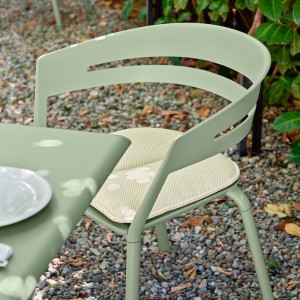 Cojín de asiento Ria de Fast para sillones ideal para espacios exteriores modernos.