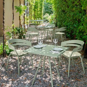 Cojín de asiento Ria de Fast para sillones ideal para espacios exteriores modernos.