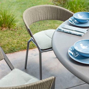 Cojín de asiento Ria de Fast para sillones ideal para espacios exteriores modernos.