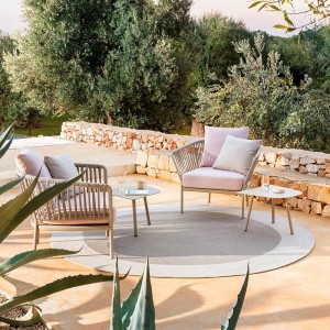 Butaca Ria con elegante diseño moderno perfecto para ambientes exteriores de Fast.