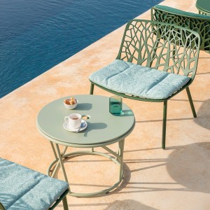 Mesa auxiliar Wild de Fast moderna y elegante para espacios exteriores.