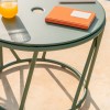 Mesa auxiliar Wild de Fast moderna y elegante para espacios exteriores.