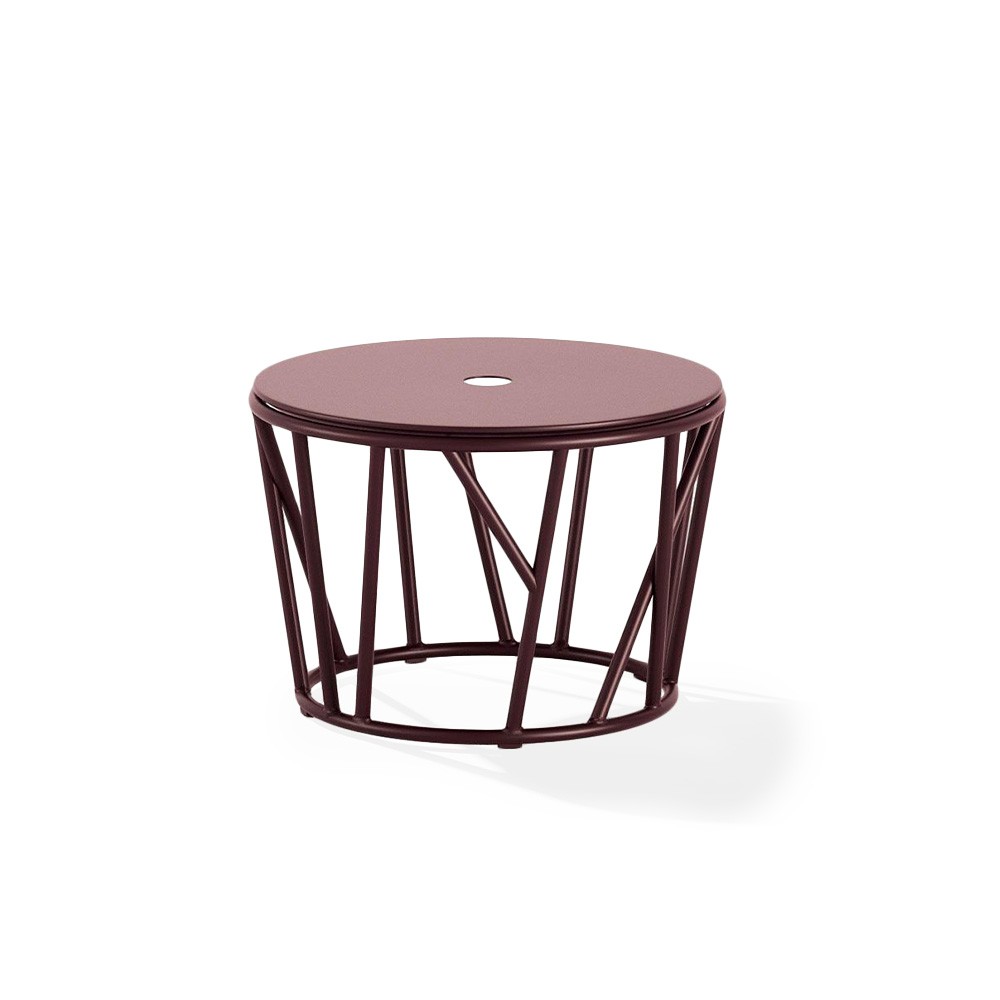 Mesa auxiliar Wild de Fast moderna y elegante para espacios exteriores.