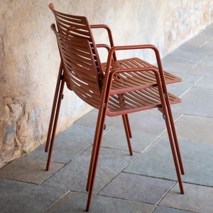 Sillón Zebra de Fast. Sillones apilables perfecto para exteriores diseñado por Fast.