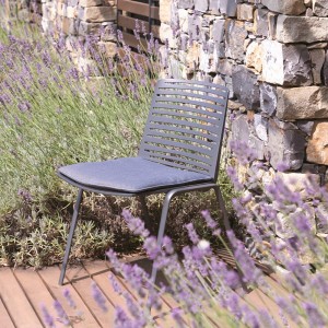 Cojín asiento Zebra para sillas o sillones diseñado para ambientes exteriores de Fast.