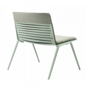 Butaca Lounge Zebra de Fast para espacios exteriores modernos y elegantes.