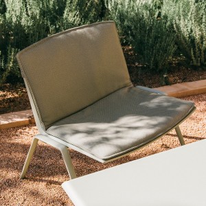Butaca Lounge Zebra de Fast para espacios exteriores modernos y elegantes.