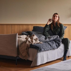 Sofá cama matrimonio Malloy de Innovation Living tapizado de alta calidad.