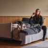 Sofá cama matrimonio Malloy de Innovation Living tapizado de alta calidad.
