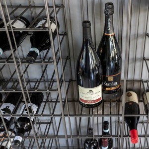 Botellero Metrica de Mogg. Botelleros modernos e innovadores para salones.