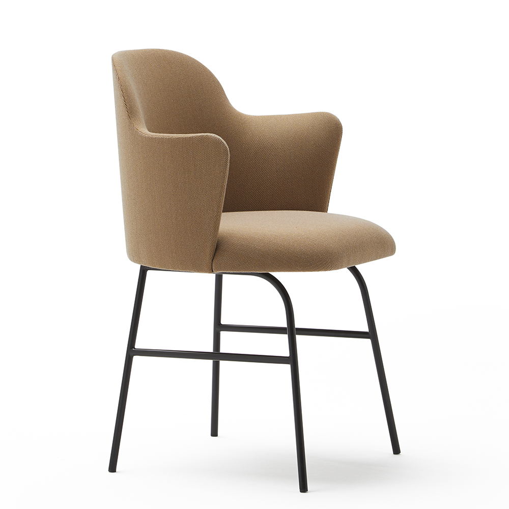 Sillón con brazos y  base metálica de diseño Aleta para espacios públicos de Viccarbe.