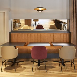Sillón con brazos y  base metálica de diseño Aleta para espacios públicos de Viccarbe.