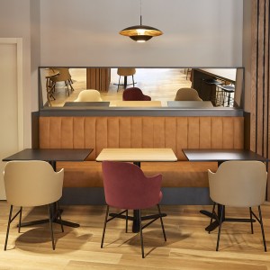 Sillón con brazos y  base metálica de diseño Aleta para espacios públicos de Viccarbe.