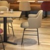 Sillón con brazos y  base metálica de diseño Aleta para espacios públicos de Viccarbe.