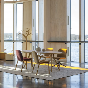 Silla Amstelle de madera Swedese. Estilo minimalista y contemporáneo. 