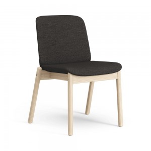 Silla Amstelle de madera Swedese. Estilo minimalista y contemporáneo. 