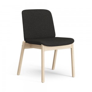 Silla Amstelle de madera Swedese. Estilo minimalista y contemporáneo. 