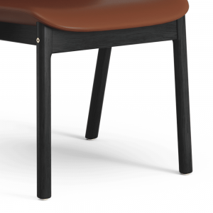 Amstelle sillón de madera Swedese. Elegante y moderno. Gran variedad de combinaciones disponibles