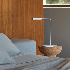 Lámpara de sobremesa para lectura Flo Bedside de Foster+Partners y Lumina