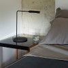 Lámpara de sobremesa para lectura Flo Bedside de Foster+Partners y Lumina
