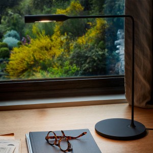 Lámpara de sobremesa con base redonda Flo Desk de Foster+Partners y Lumina