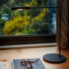 Lámpara de sobremesa con base redonda Flo Desk de Foster+Partners y Lumina