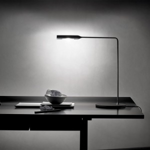 Lámpara de sobremesa con base redonda Flo Desk de Foster+Partners y Lumina